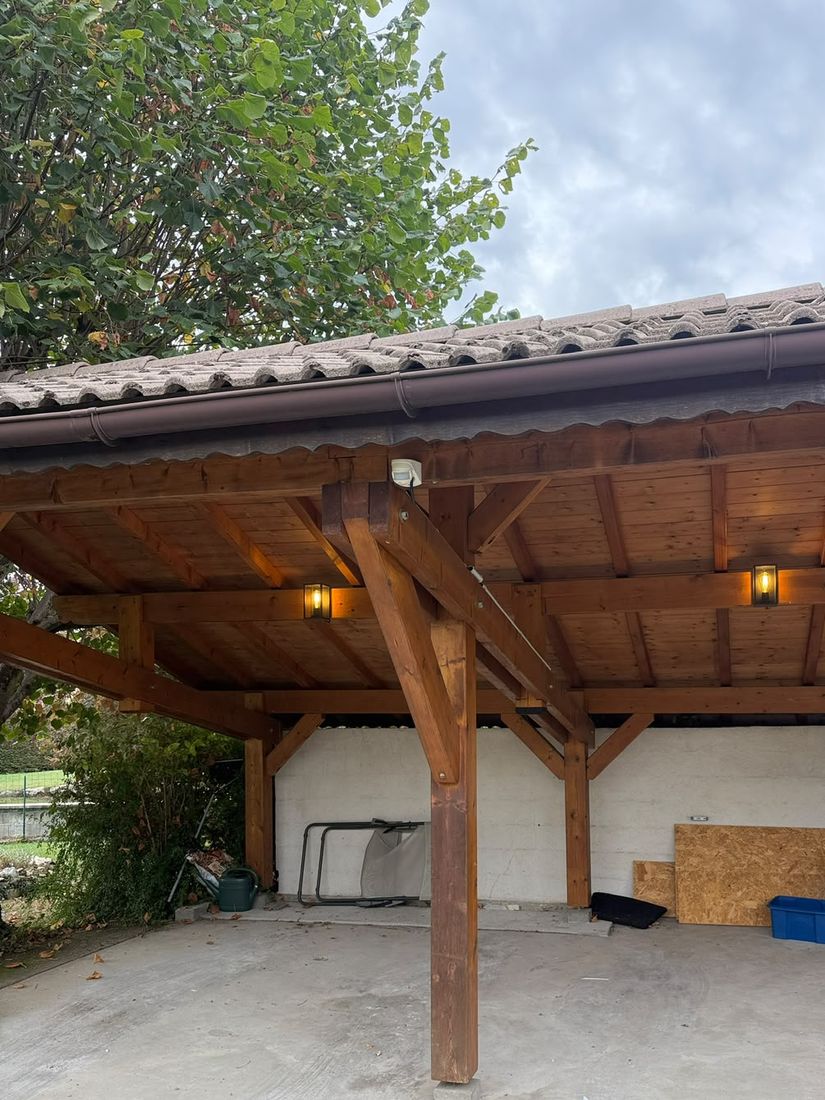 Abri en bois éclairé par deux lanternes murales avec détecteur de présence