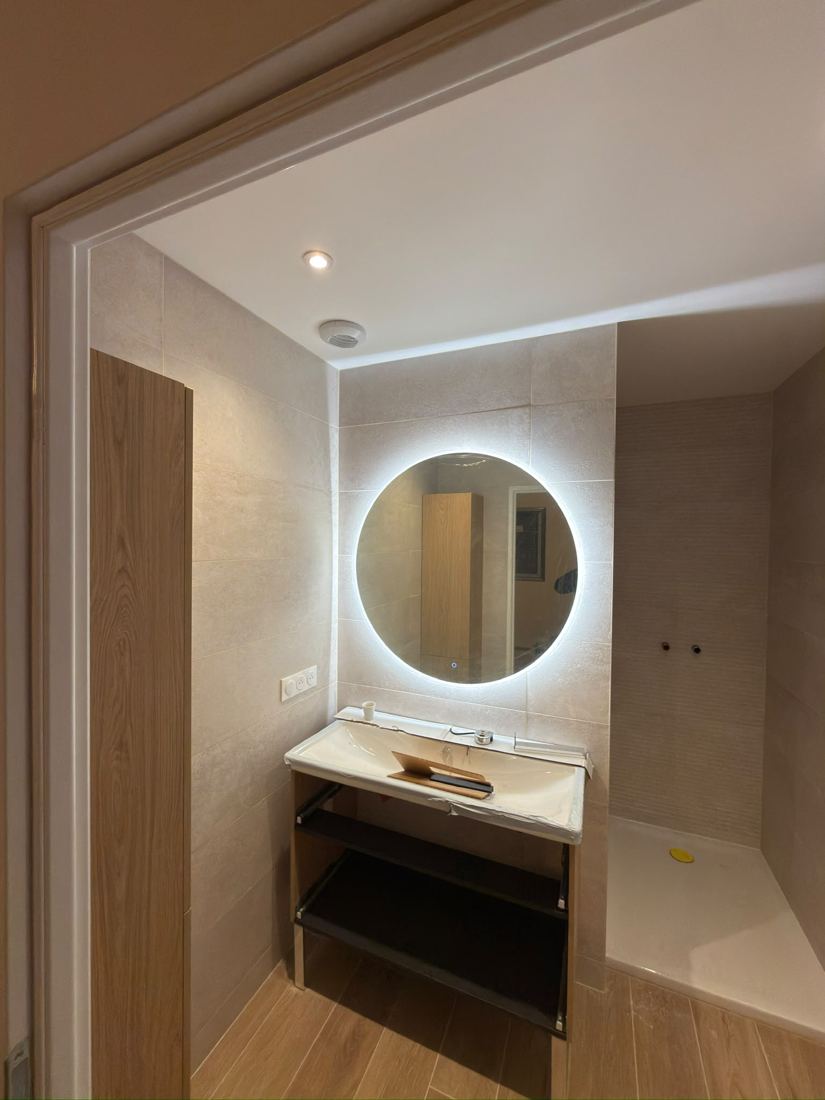 Éclairage de salle de bains avec miroir LED rétroéclairé, normes volumes de sécurité